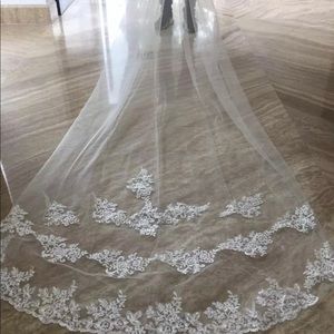 Long cathedral lace veil.